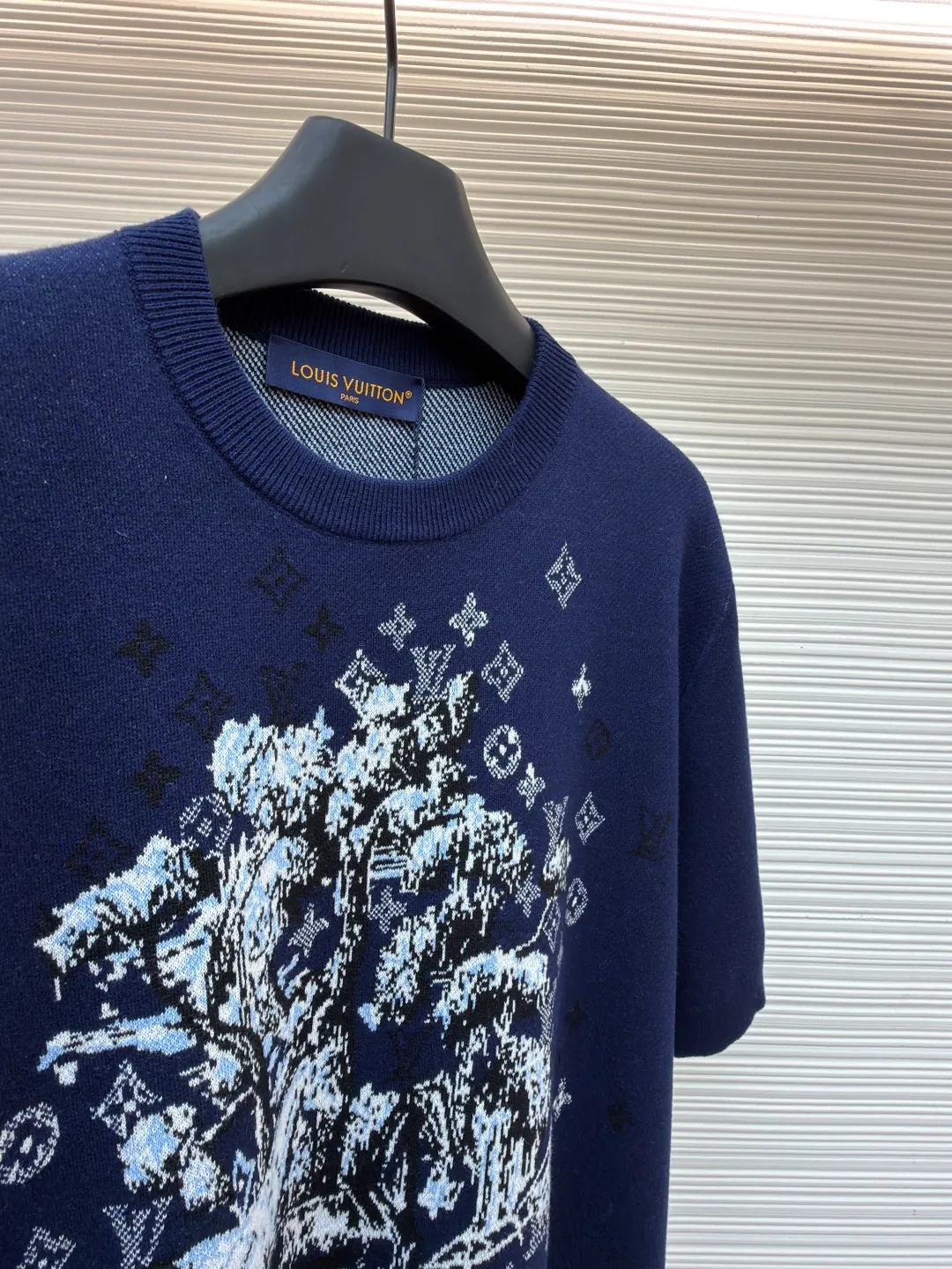 LOUIS VUITTON Year of the Horse limited intarsia letter jacquard knitted short sleeves ●Original version: purchased and developed by 9988 ●Item number: 1682471-B15 ●Fabrics: cotton fabric ●Technology: jacquard knitting ●Color: navy blue ●Version: fitted version ●Weight: about 345 grams ●Size: S-M-L-XL ●Description: This Louis Vuitton navy blue jacquard short-sleeved sweater is made of high-count worsted wool blended fabric. After pre-shrunk treatment, it has a soft and skin-friendly touch and is not easy to pill. The fine knitted texture of the fabric makes the body more textured. The center of the body uses digital jacquard technology to create an abstract floral pattern. The pattern incorporates the brand's classic presbyopic elements. The jacquard part is interwoven with colored yarns to form a three-dimensional texture. The colors are contrasting and rich in layers. The edges are supplemented by fine overlocking technology to prevent threading. The neckline is ribbed knitted and reinforced with double-needle sewing technology, which makes it durable and not easy to loosen. The cuffs and hem are seamlessly trimmed to make the overall shape more neat. From fabric selection to jacquard weaving, every process follows the brand's strict clothing standards. Precise stitch length control makes the knitted structure more stable, perfectly balancing design and wearing comfort. The overall wiring is straight and delicate, the fabric is comfortable and soft, and the color is consistent without color difference. It can be matched with the same style to create a fashionable look and control various occasions. Customized accessories, complete with three standards, same style for men and women!